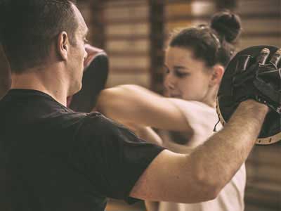 Kiss László személyi edző tréninget tart nők részére Kung Fu edzésen Kispesten